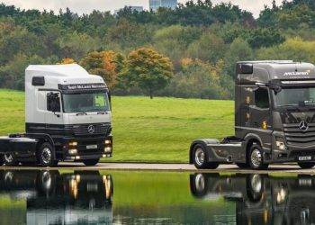 Reuni Sopir Truk Tim Balap F1 McLaren Dengan Truk Mercedes-Benz Actros Pertama