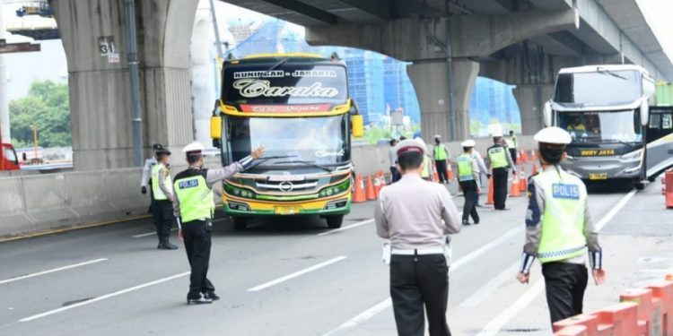 Ribuan Kendaraan yang Nekat Mudik, Diputarbalikkan Kembali ke Jakarta