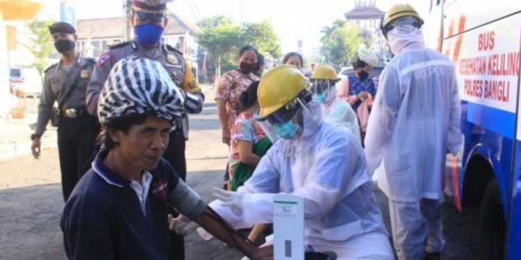 Satlantas Polres Bangli Sulap Mobil SIM Keliling Jadi Layanan Kesehatan