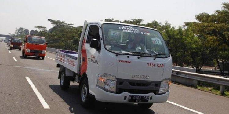 Simak Nih, Tips Mengemudi Kendaraan Niaga Ala Isuzu, Bikin Hemat BBM