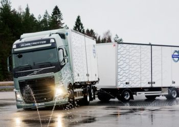 Simak Tips Aman Berkendara Mobil Niaga Selama Nataru