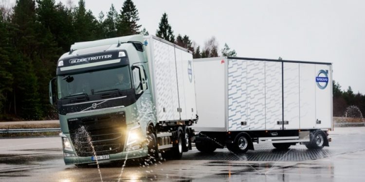 Simak Tips Aman Berkendara Mobil Niaga Selama Nataru