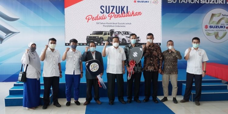 Suzuki Indonesia Donasi 5 Unit Mobil kepada 4 Institusi Pendidikan