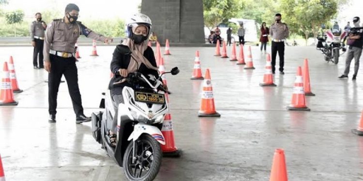 Tak Lulus Tes Praktek, Polisi Sediakan Bimbel Ujian SIM Gratis di Bandung