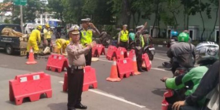 Terapkan Physical Distancing, Polisi Tutup Jalan Ahmad Yani Pacitan