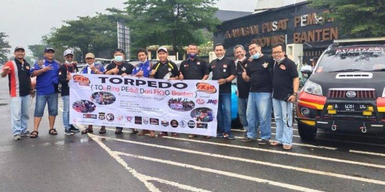 Touring ke Pandeglang, Komunitas FK3O Banten Lakukan Bakti Sosial