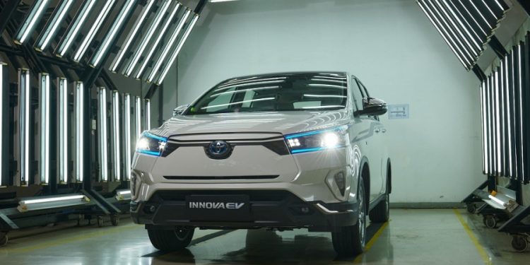 Toyota Doktrin Mahasiswa Undip Menuju Era Elektrifikasi