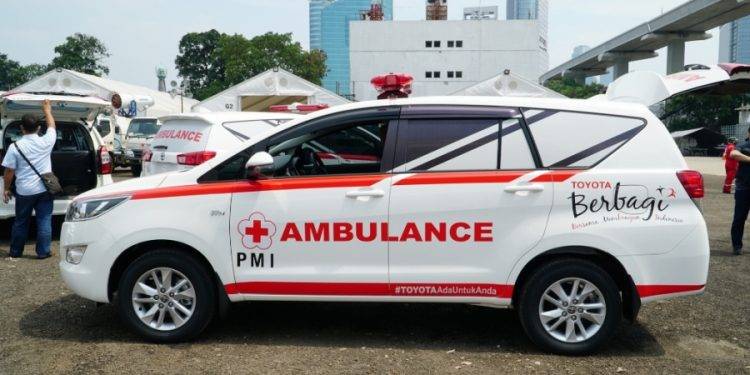 Toyota Indonesia Serahkan Kijang Innova Ambulance ke Tenaga Medis di Indonesia