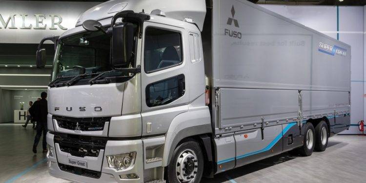 Truk Fuso Super Great Kini Punya Desain Lampu Belakang Kombinasi LED Terbaru