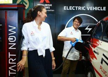 Turunkan Tingkat Polusi, Pasangan Artis Ini Pakai Mobil Ramah Lingkungan