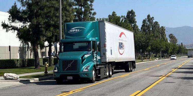 Volvo – NFI Industries Tunjukkan Kemampuan Truk Listrik ke Berbagai Medan Operasi