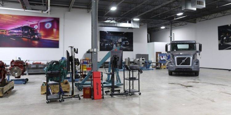 Volvo Trucks Resmikan Fasilitas Pelatihan Truk Baterai Listrik Baru di AS