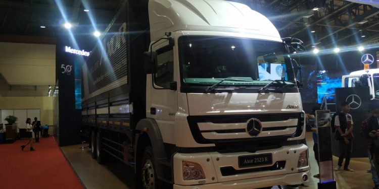 Wabah Corona Buat Penjualan Truk dan Bus Mercedes-Benz Anjlok