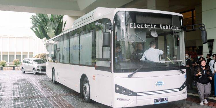 Perum PPD dan Transjakarta Kerja Sama Hadirkan 26 Bus Listrik Low Deck