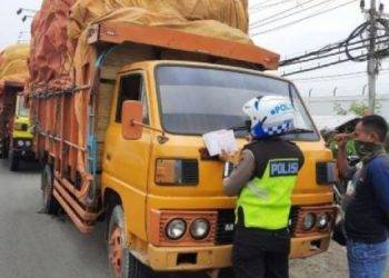 Berpotensi Timbulkan Kecelakaan, Polisi Tindak Truk ODOL Dengan Tilang Manual