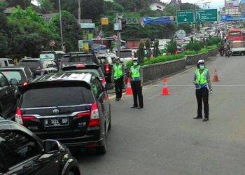 Polisi Berlakukan One Way Kendaraan Arah Puncak Saat Libur Imlek
