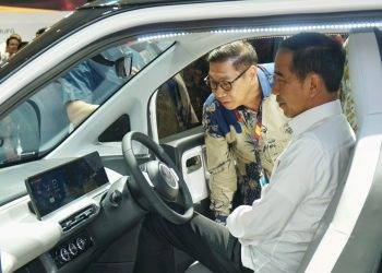 Presiden Jokowi Jajal Kenyamanan Mobil Listrik Wuling Air ev