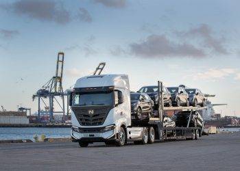 Nissan Gunakan Truk Listrik Heavy Duty Untuk Antar Mobil Baru ke Diler