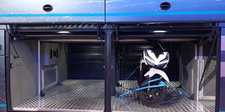 Tren Bagasi Bus Tembus Kiri Kanan, Ternyata Bisa Angkut Sepeda Motor