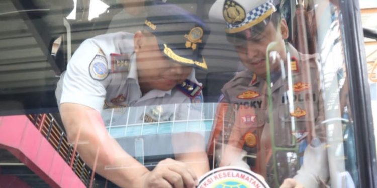 Petugas Gabungan Periksa Bus dan Kesehatan Pengemudi Menjelang Mudik Lebaran di Terminal Pondok Cabe