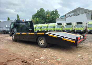 Berfungsi Mengangkut Kendaraan, Ini Perbedaaan Truk Self Loader dengan Towing