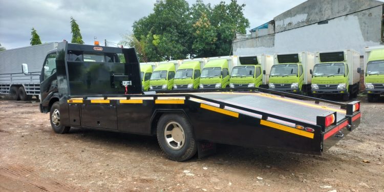 Berfungsi Mengangkut Kendaraan, Ini Perbedaaan Truk Self Loader dengan Towing