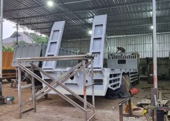 Berfungsi Mengangkut Kendaraan, Ini Perbedaaan Truk Self Loader dengan Towing