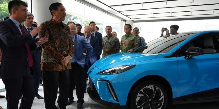 Luhut Sebut MG4 EV Bisa Kuasai Pasar Mobil Listrik di Indonesia