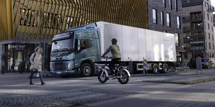 Rekor Lagi, Volvo Trucks Terima Pesanan 1.000 Unit Truk Listrik Dari Holcim