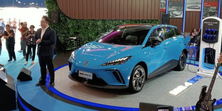 Arief Syarifudin dengan MG4 EV di PEVS 2023