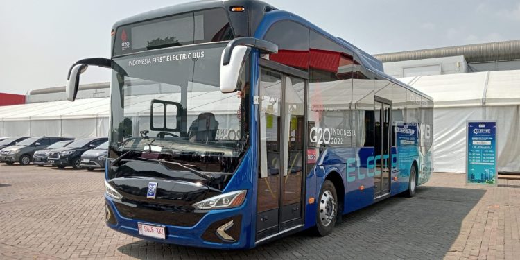 Bus listrik besar PT MAB