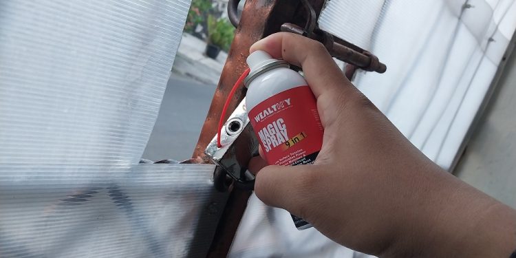 Selain Kendaraan Bermotor, Wealthy Magic Spray 9 in 1 Juga Bisa Melumasi Gembok Pagar