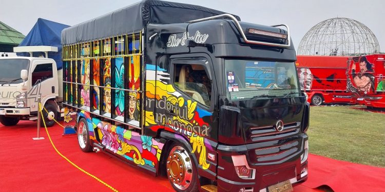 Tak Hanya Bus, Truk Modifikasi di Parjo 2023 Ini Juga Gunakan Spion Kamera