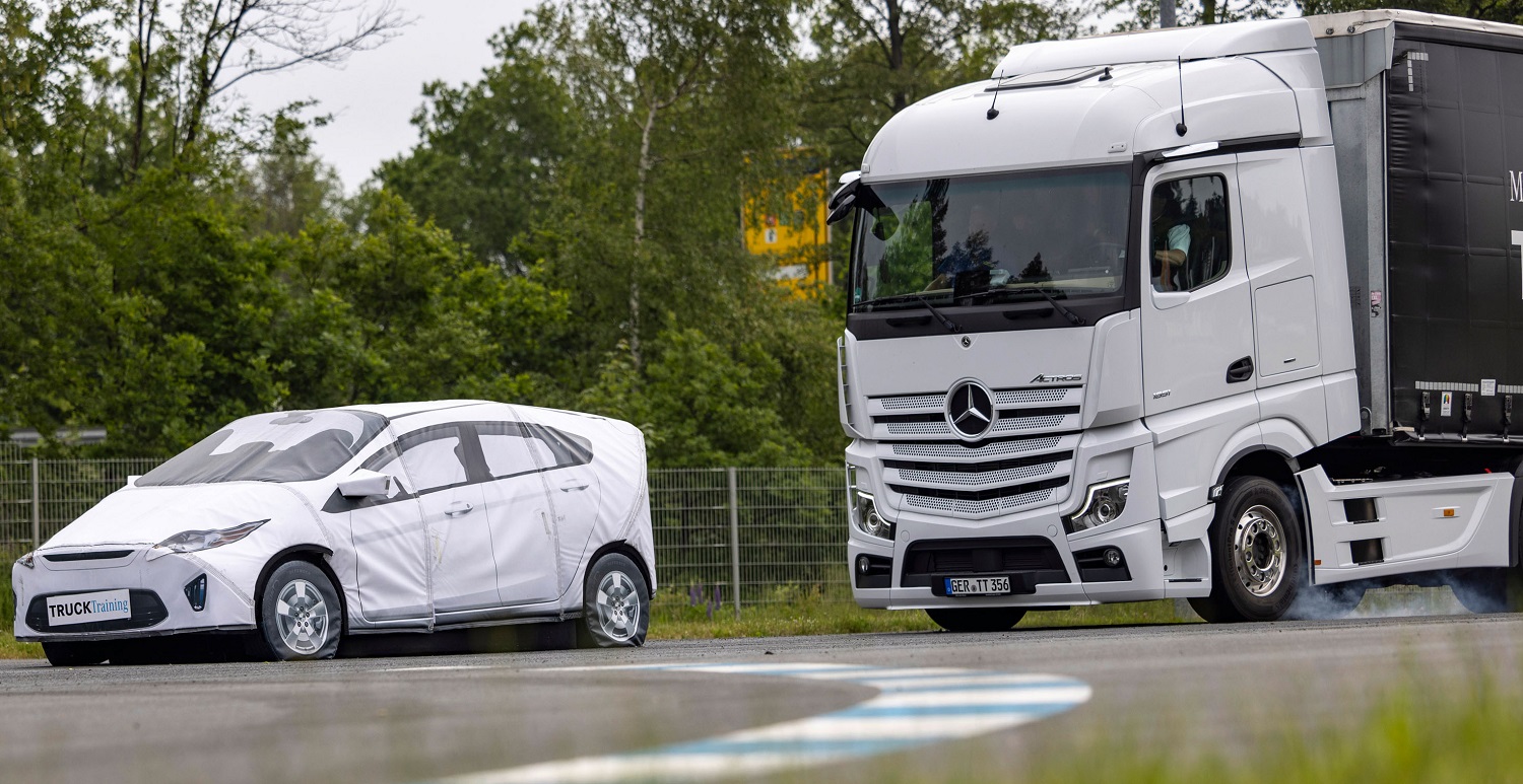 Daimler Truck Uji Fitur Pengereman Terbaru Truk Mercedes-Benz Di ...