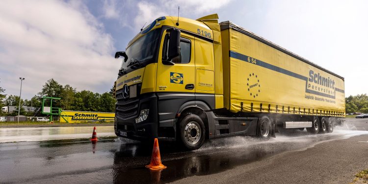Daimler Truck Uji Fitur Pengereman Terbaru Truk Mercedes-Benz di Sirkuit Nurburgring