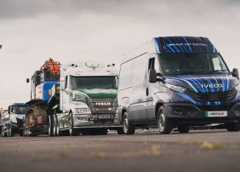 Tarik 3 Truk Sekaligus, Van Listrik Iveco eDaily Raih ‘Guinness World Records’