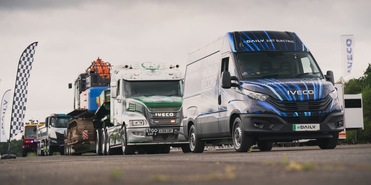 Tarik 3 Truk Sekaligus, Van Listrik Iveco eDaily Raih ‘Guinness World Records’
