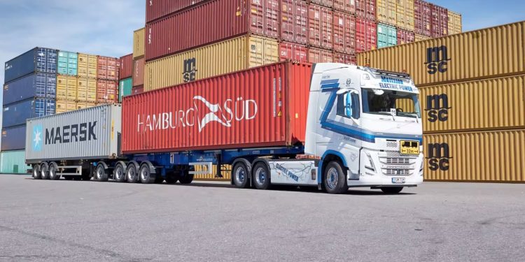 Volvo Buktikan Truk Listrik Sama Tangguhnya Dengan Truk Konvensional