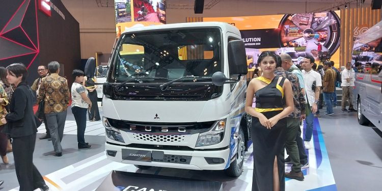 Rayakan 60 Tahun Mitsubishi Fuso Canter, KTB Bawa Truk Jadul di GIIAS 2023