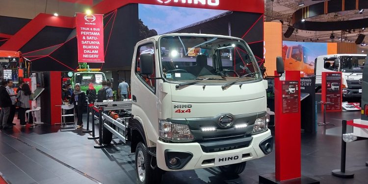 Hino Sebut Microbus SDBL 4×4 Cocok untuk Antar Jemput Karyawan Pertambangan