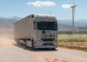 Rilis Bulan Depan, Daimler Truck Rampungkan Uji Coba Truk Listrik Mercedes-Benz eActros 600 di Cuaca Panas