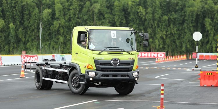 Kerjasama dengan Pemerintah, Hino Berikan Pelatihan Kendarai Bus dan Truk