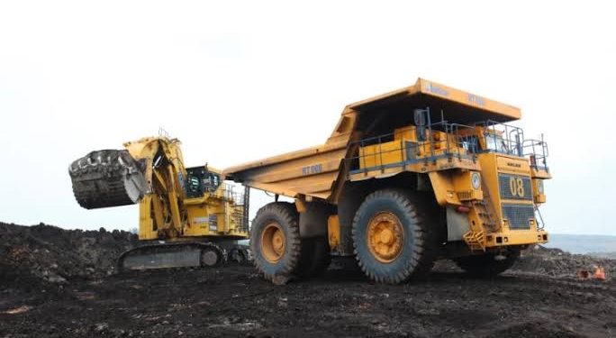 Pangkas Emisi di Sektor Tambang, PTBA Operasikan Dump Truck Hybrid dan Bus Listrik