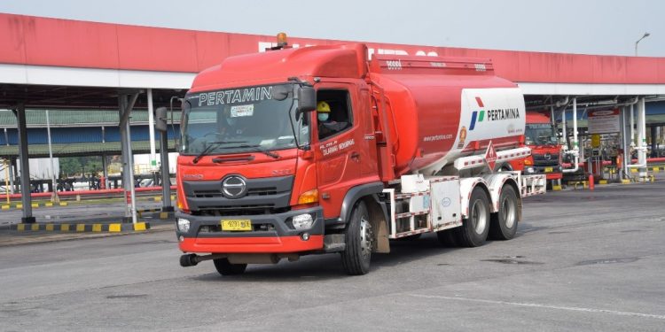 Strategi Hino Dukung Keamanan Distribusi BBM Hingga Ke Pelosok Negeri