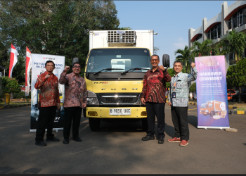 Mitsubishi Fuso Serahkan 1 Unit Truk Canter Cold Chain ke Pos Logistik untuk Bantu Program Pemerintah