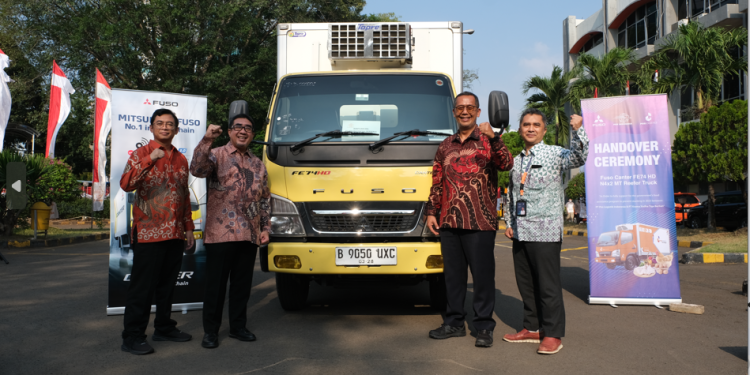 Mitsubishi Fuso Serahkan 1 Unit Truk Canter Cold Chain ke Pos Logistik untuk Bantu Program Pemerintah