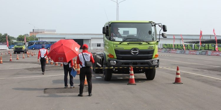 Kerjasama dengan Korlantas Polri, Hino Berikan Pelatihan Untuk 50 Pengemudi