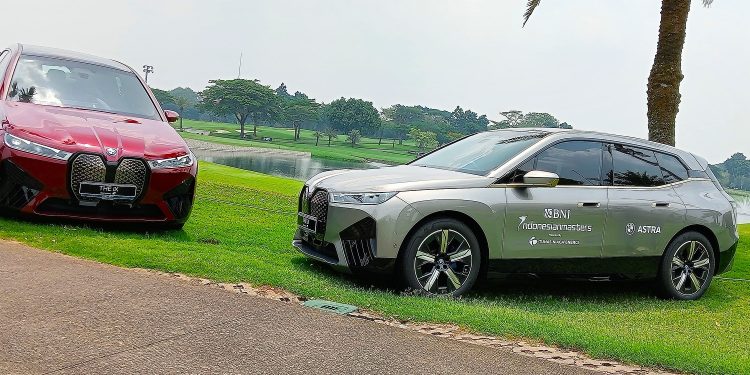 BMW Astra Serahkan 15 Unit BMW iX Sebagai Official Car BNI Indonesian Masters 2023