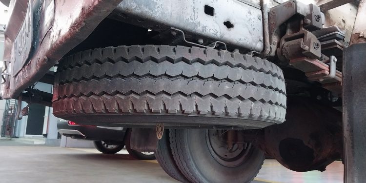 Antisipasi Sopir Truk Agar Ban Serep Tidak Hilang Diambil Pencuri