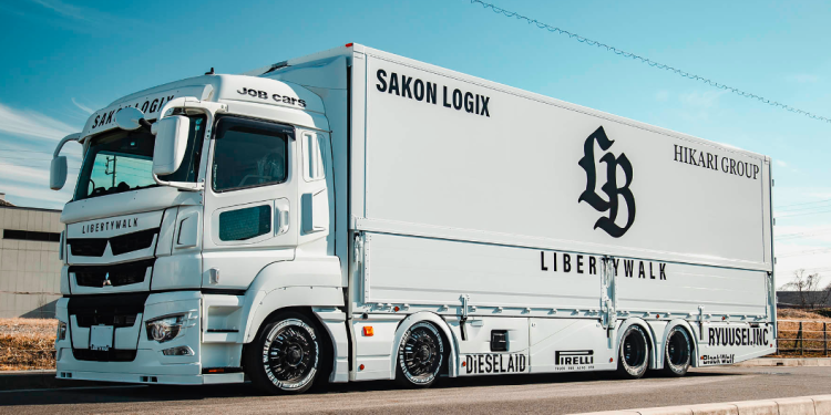 Pilihan Modifikasi Truk Balap Pakai Body Kit dari Liberty Walk